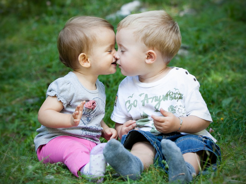 Две малышки целуются взасос