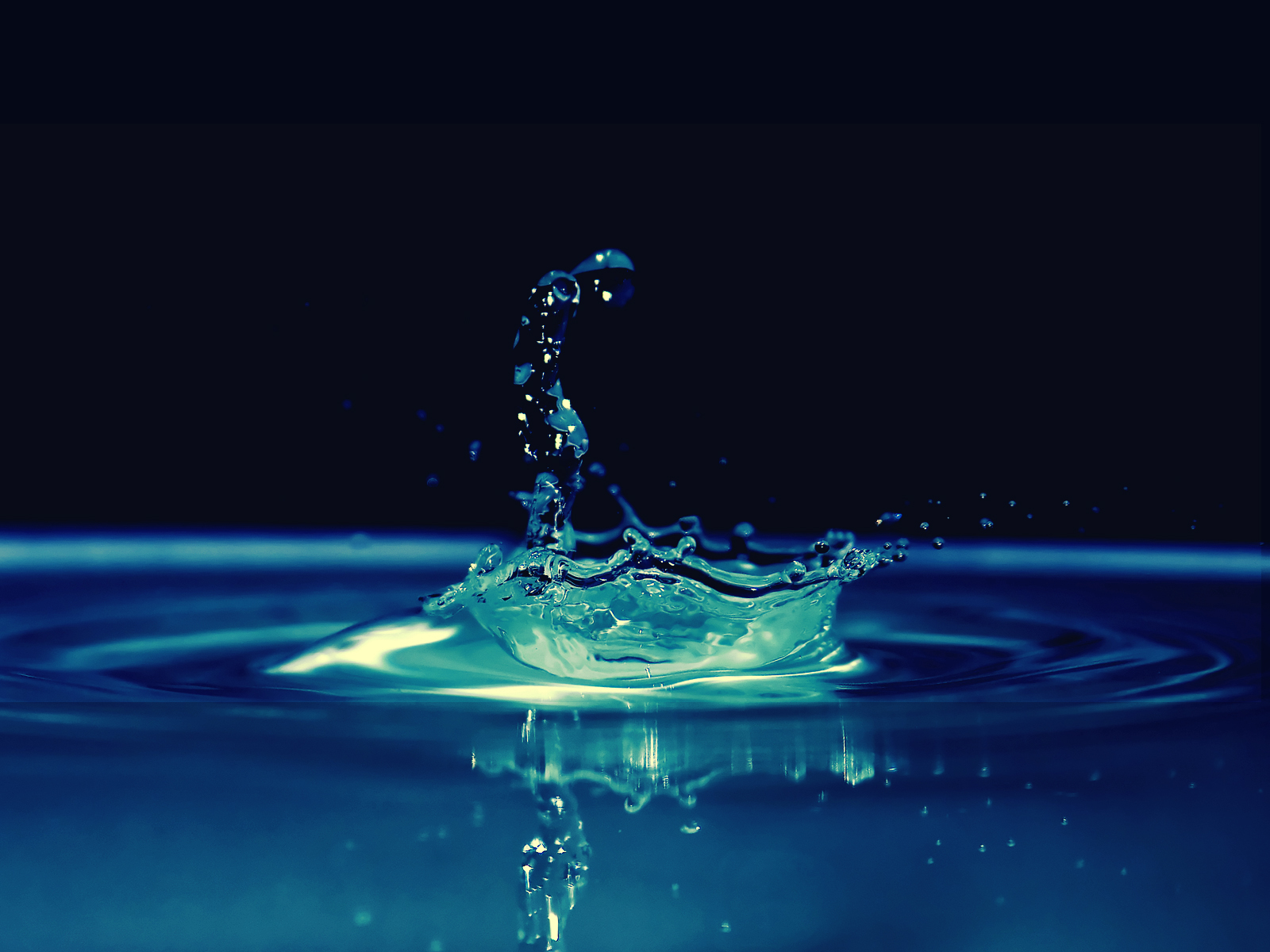 high resolution water drops background