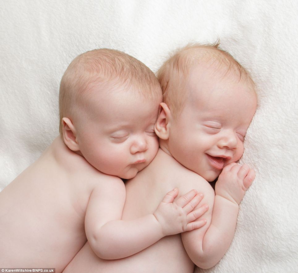 Custom Hd Baby Wallpapers And Pictures For Pc & Mac, - Cute Twin Baby Images Download - HD Wallpaper 