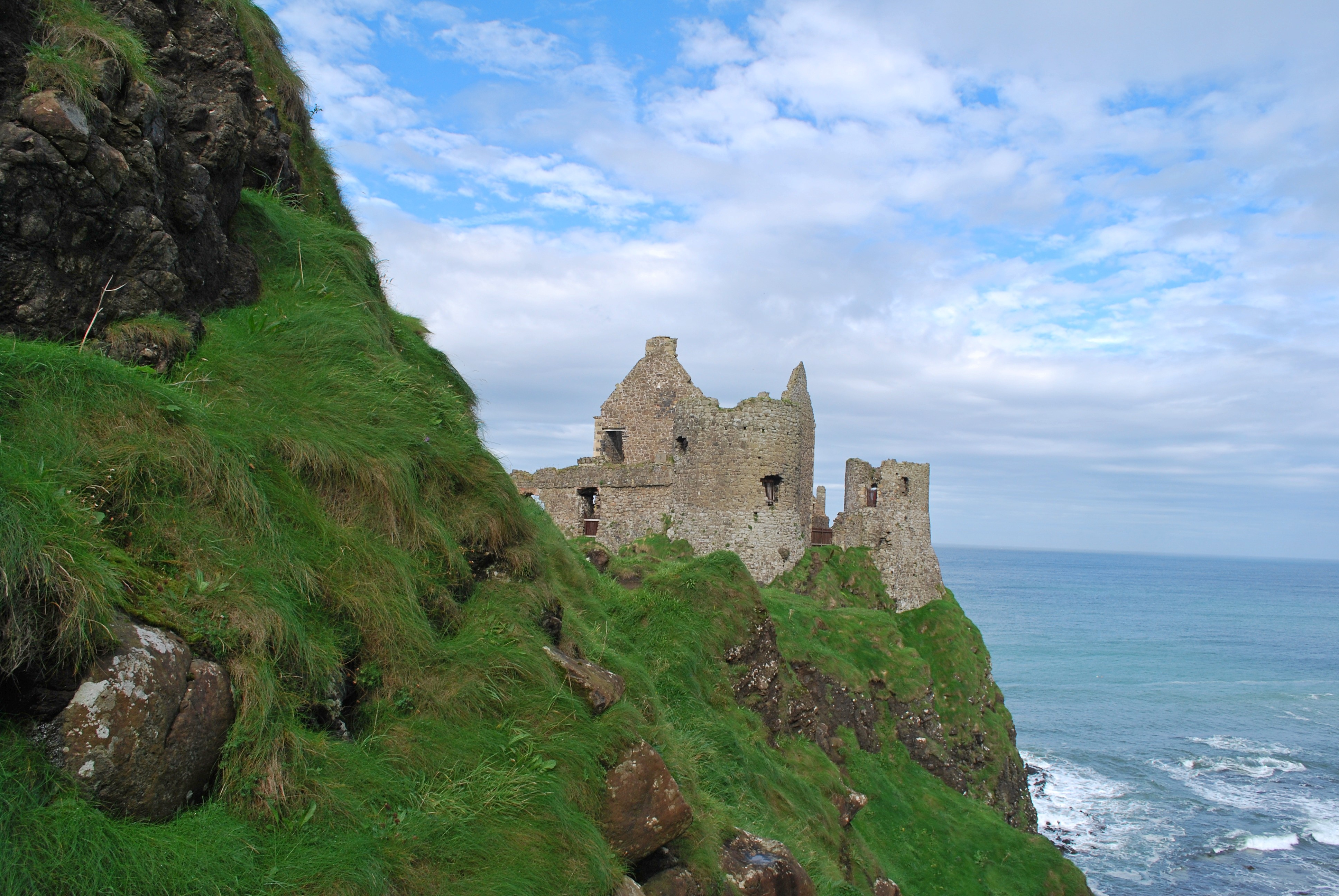 Поставь castle. Ирландия Данлюс. Замок Данлюс. Замки Северной Ирландии. Развалины замка Клифф, Германия.