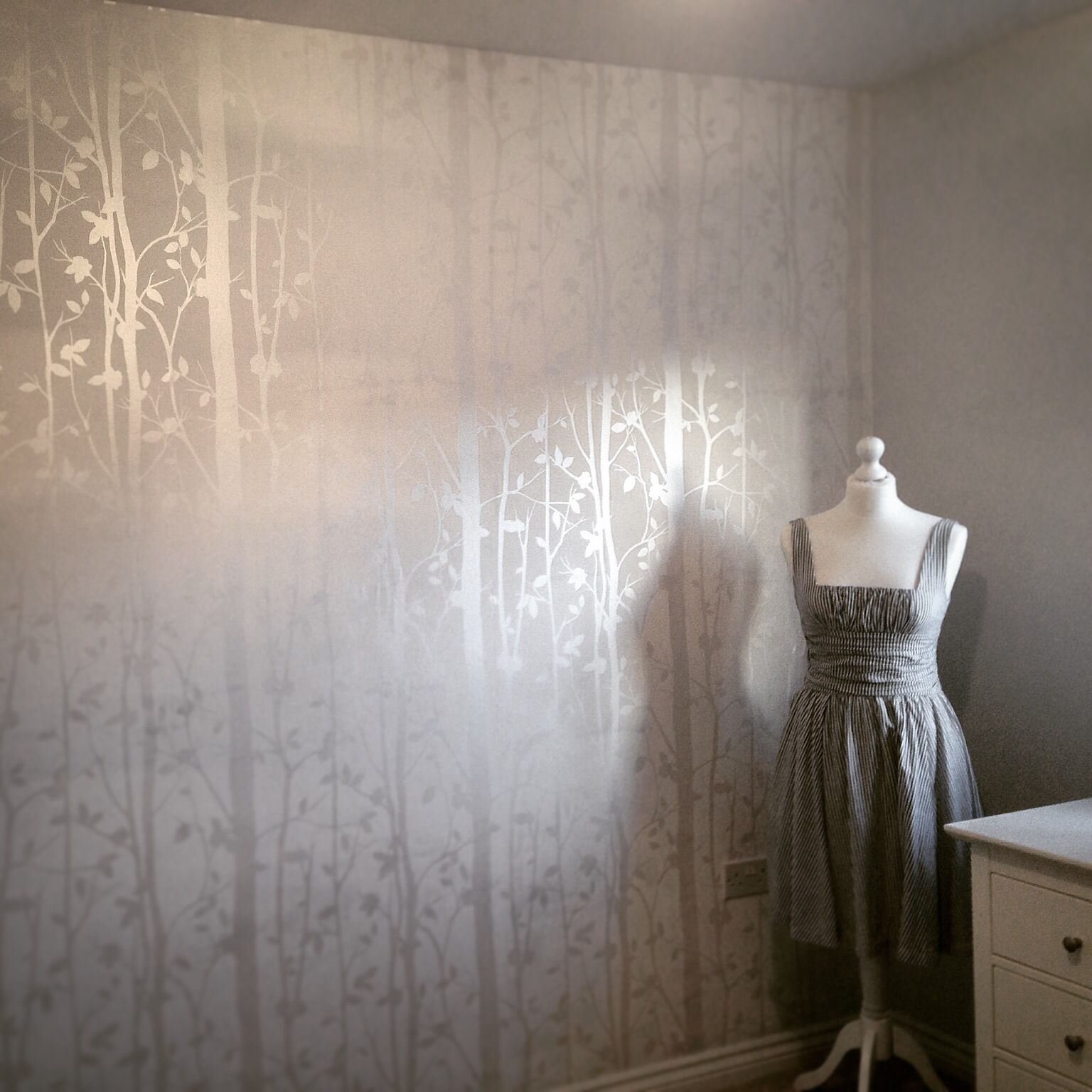 Cottonwood White Wallpaper Laura Ashley First Date - Laura Ashley 