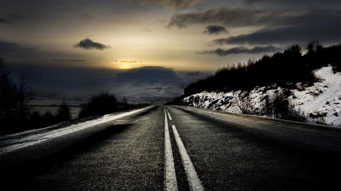 Download Wallpaper Black Night And Dark Road In Winter - Highway Wallpaper  Hd - 1130x635 Wallpaper 