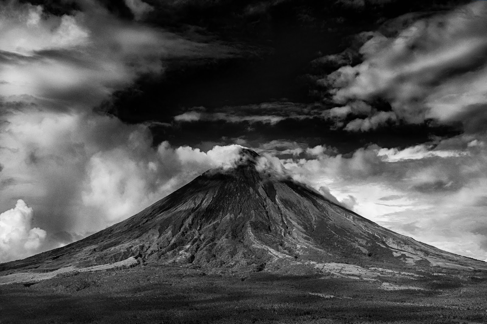 Thumbnail - Volcano Black And White - HD Wallpaper 