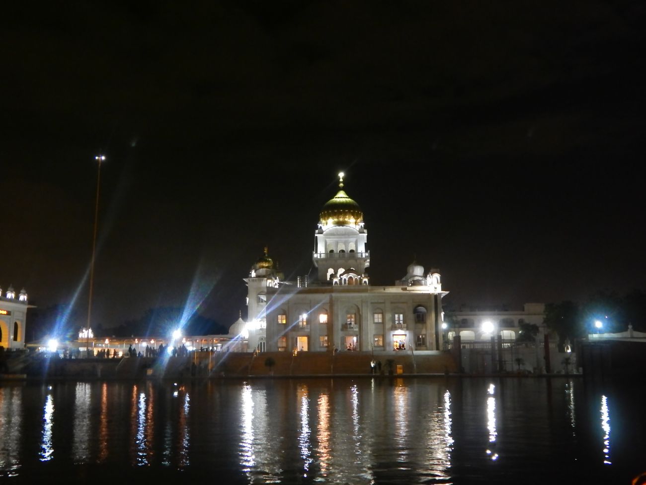 Gurudwara Bangla Sahib, New Delhi - Delhi City Night - 1300x975 ...