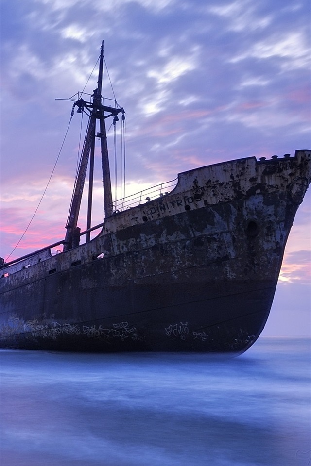 Shipwreck On The Greek Shore - 640x960 Wallpaper - Teahub.io