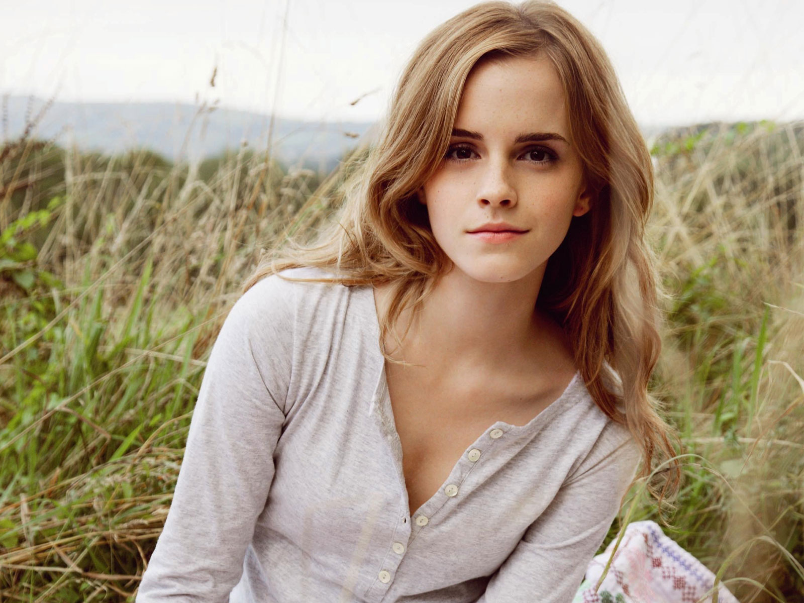 Emma Watson Wallpaper - HD Wallpaper 