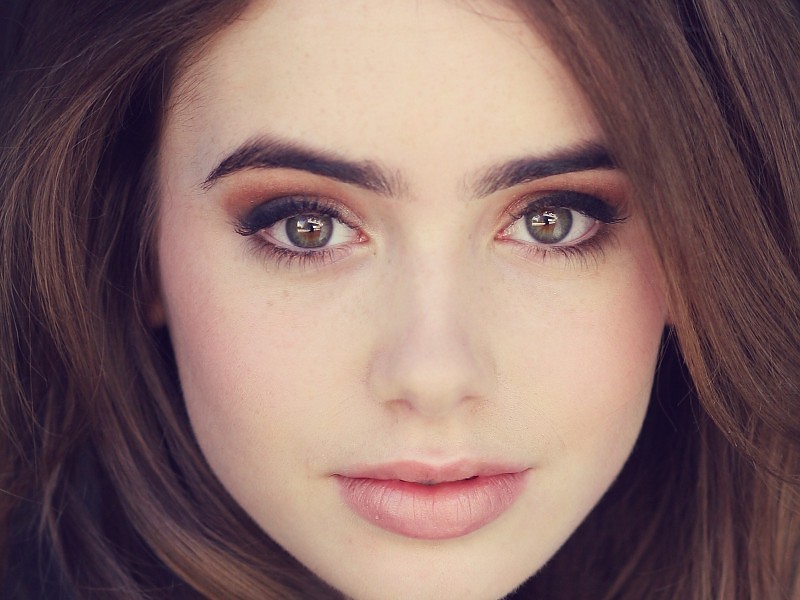 Lily Collins Wallpaper - Brown Hair Light Skin Hazel Eyes - HD Wallpaper 