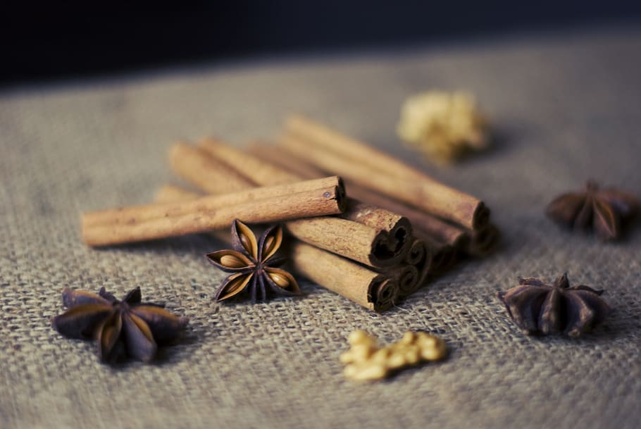 Brown Sticks On Table, Papers, Cinnamon Sticks, Anise, - Nuts And Spices Hd - HD Wallpaper 