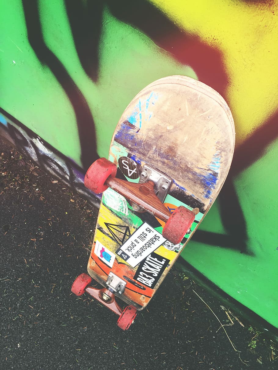 Skateboard On Graffiti Wall, Skateboard Leaning On - Skateboard Hd - HD Wallpaper 