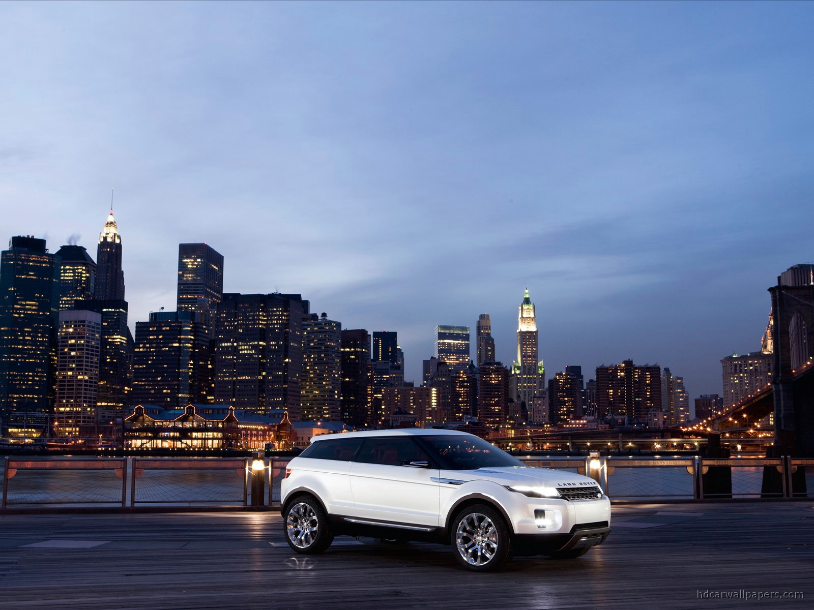 Range Rover With City Background - HD Wallpaper 