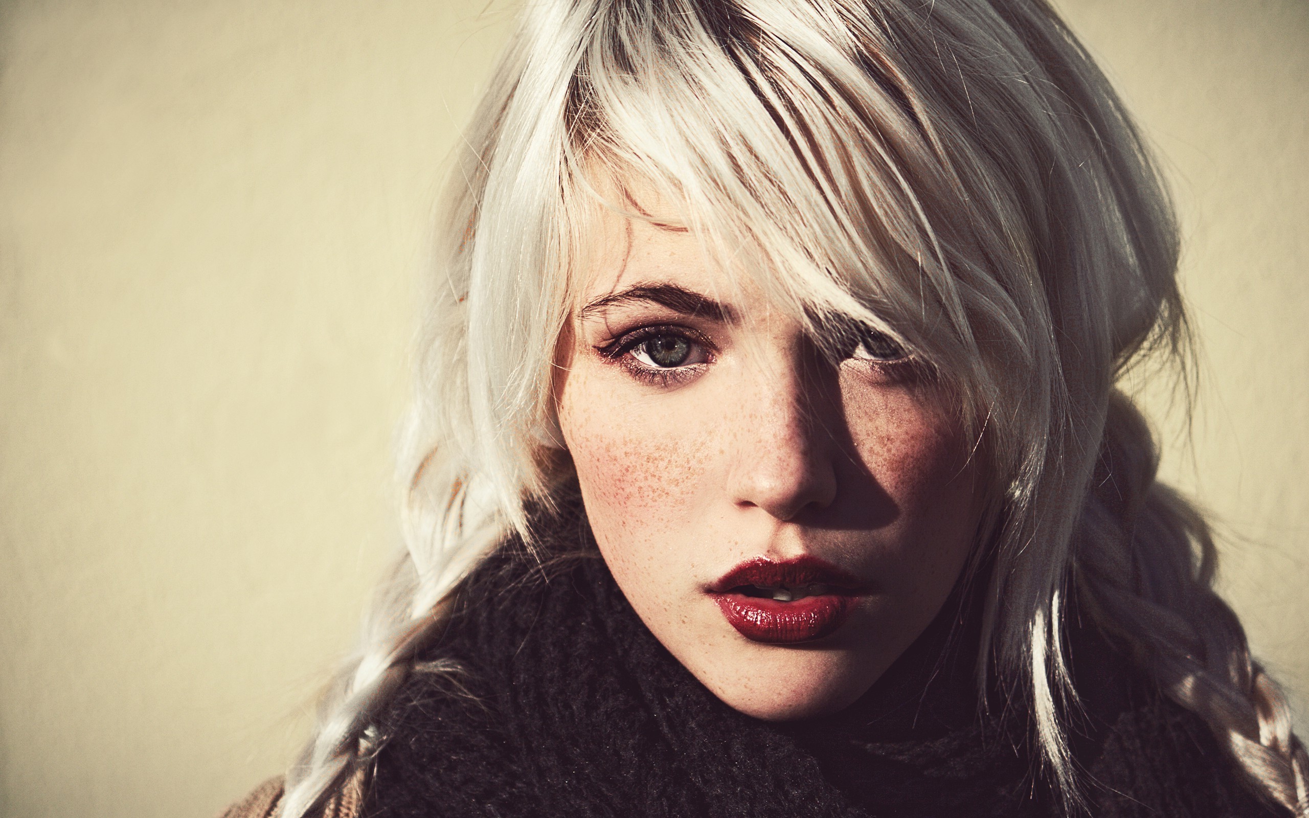 Platinum Blonde Hair And Freckles - HD Wallpaper 