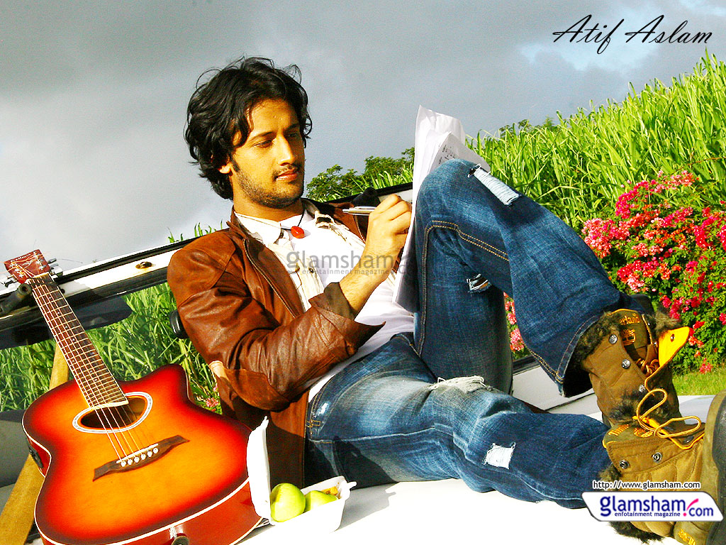 Atif Aslam With Guitar - HD Wallpaper 