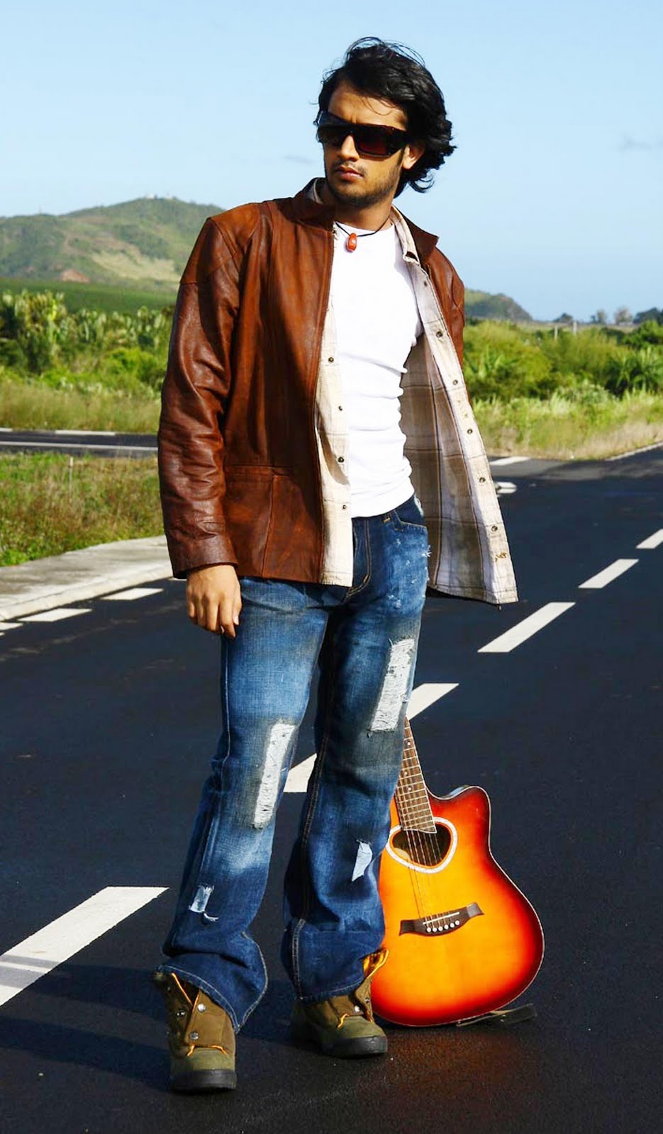 Atif Aslam With Guitar - HD Wallpaper 