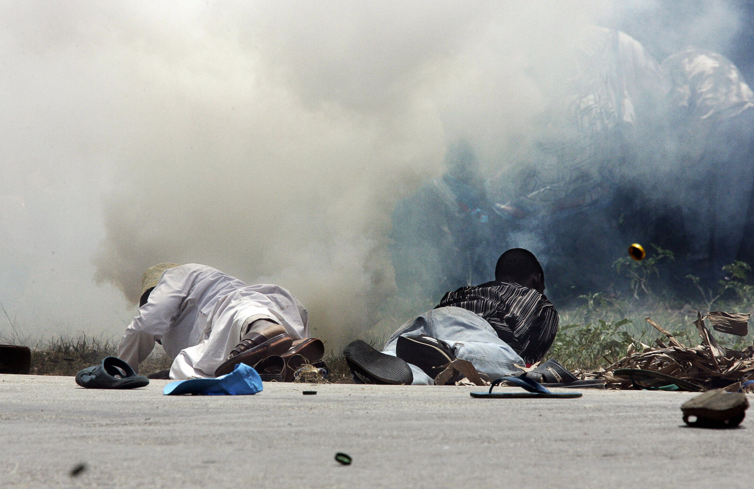 Cuf Supporters Protect Themselves From Tear Gas In - Smoke - HD Wallpaper 