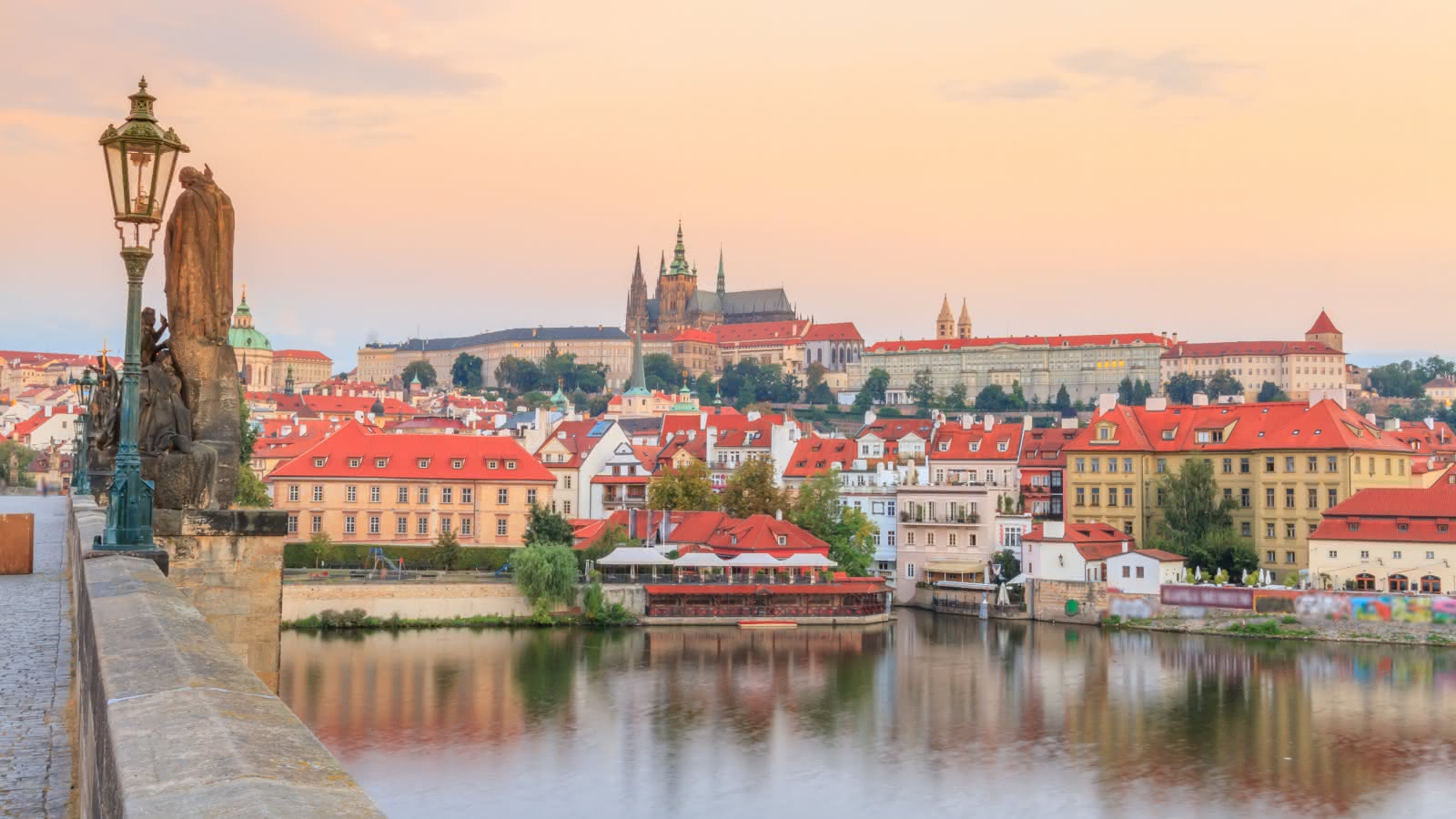 Sandemans Prague Walking Tours - Praha - HD Wallpaper 