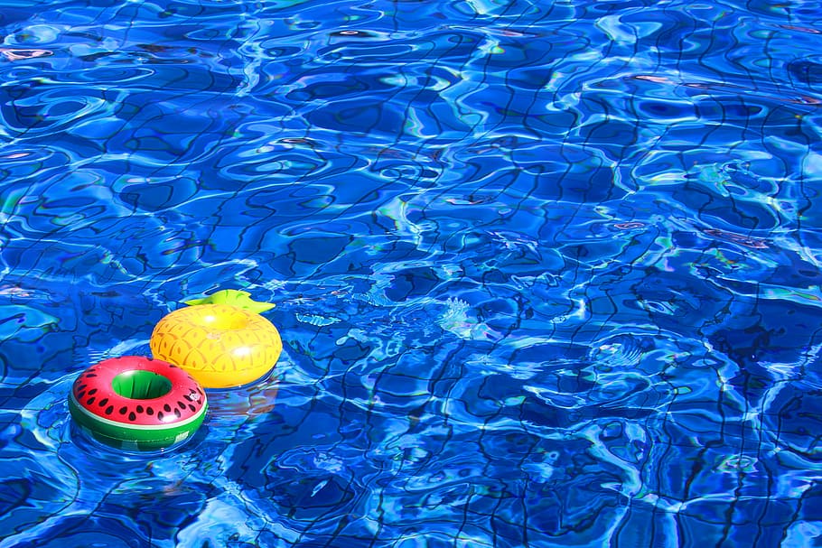 Watermelon And Pineapple Inflatable On Blue Pool, Swimming - プール 画像 フリー ...