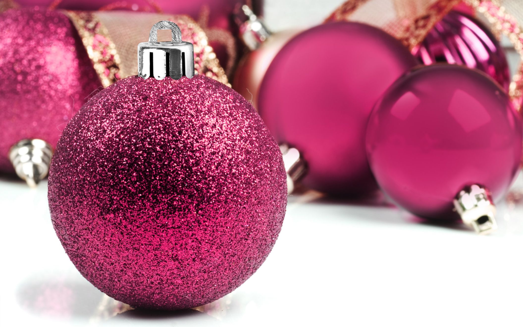 Download Free Hd Pink Christmas Tree Wallpaper Image Pink Christmas Ornaments 2112x13 Wallpaper Teahub Io