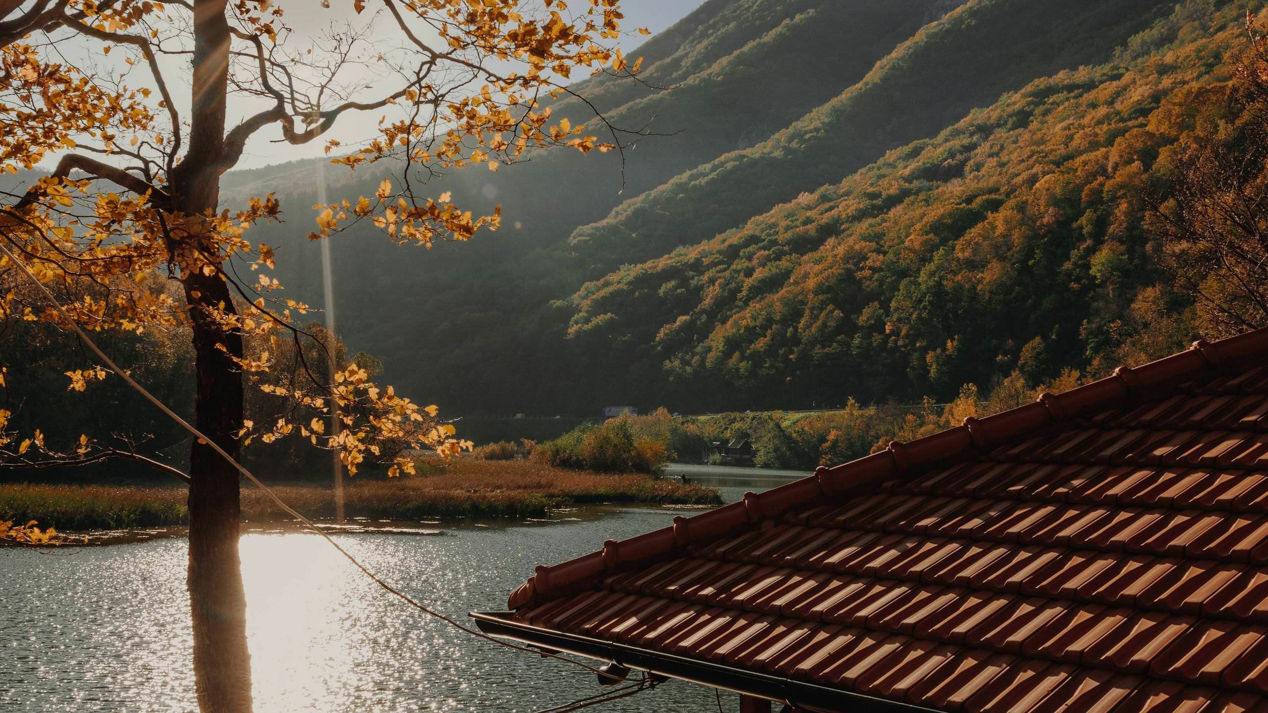Fall In Western Serbia Wallpaper - Loch - HD Wallpaper 