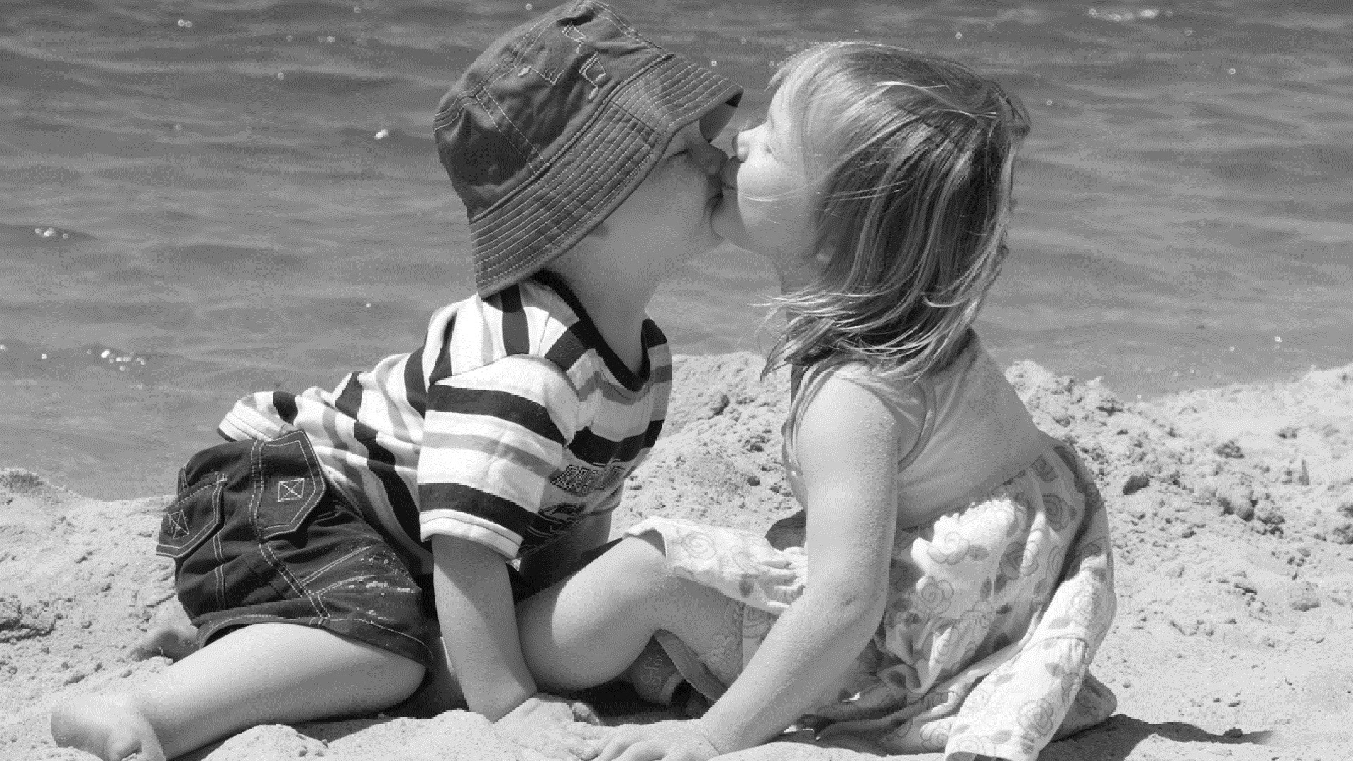Lips Kissing Cute Kids Couple At Beach Wallpapers 
 - Boys Kissing Girls On The Beach - HD Wallpaper 