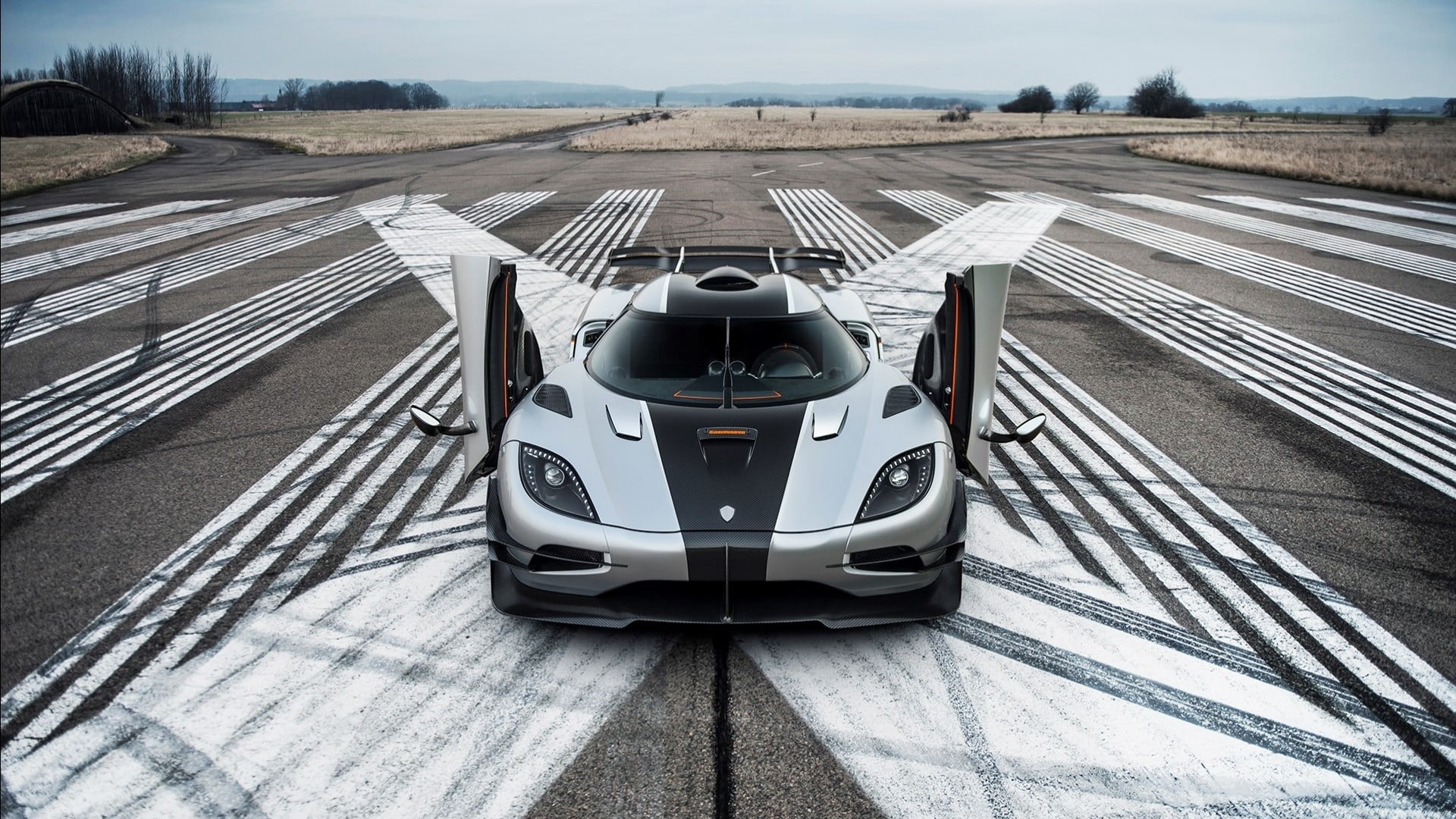 Koenigsegg With Doors Open - HD Wallpaper 