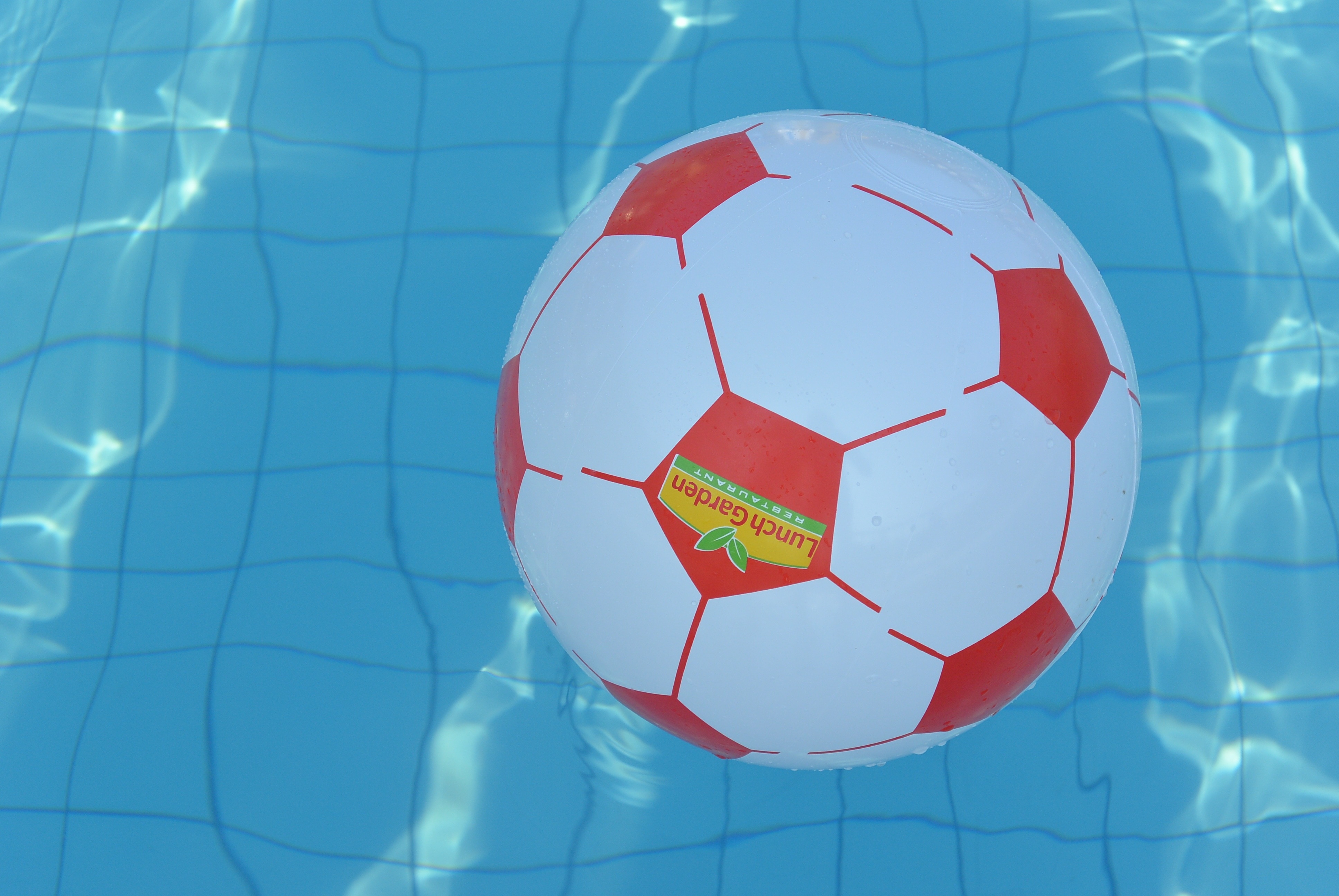 ลูกบอล เล่น ใน น้ำ - HD Wallpaper 