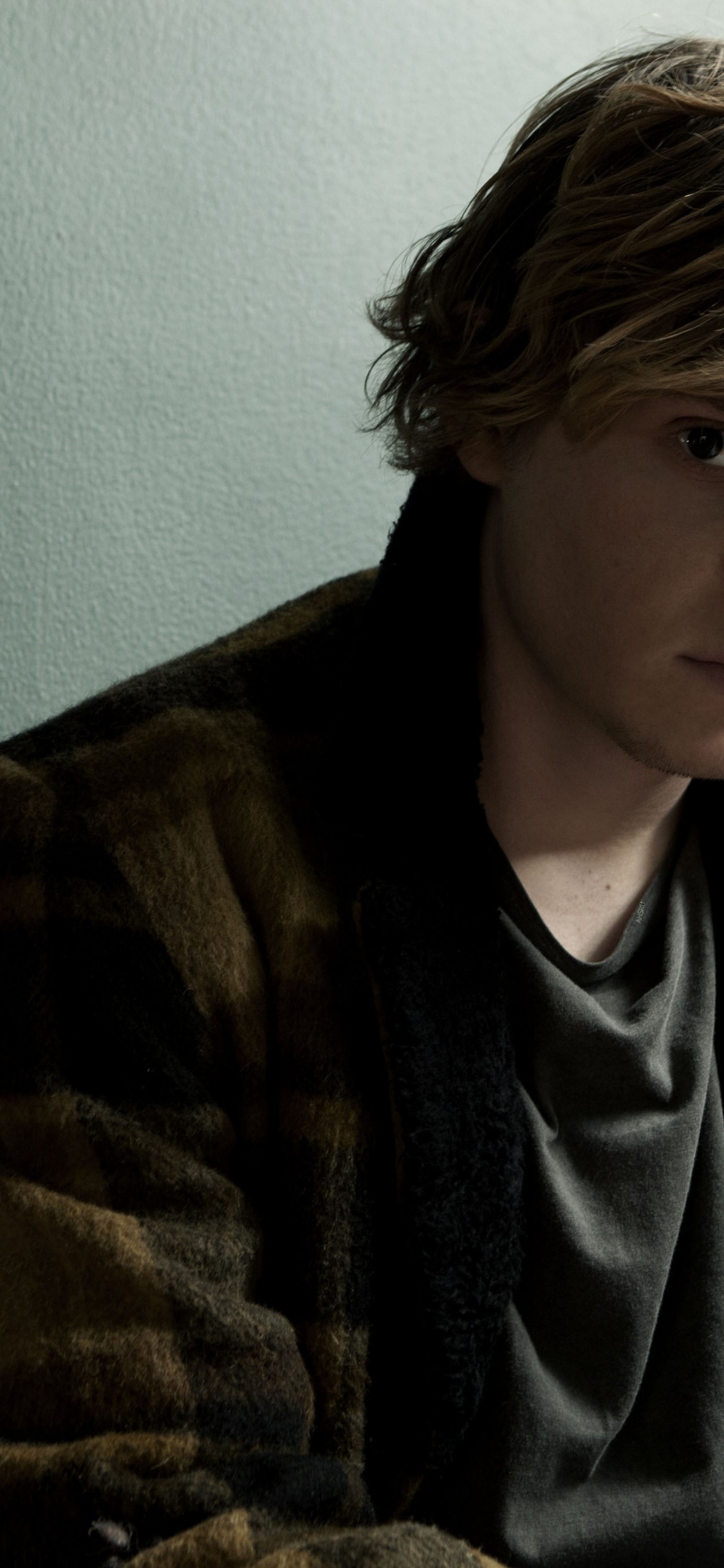 evan peters iphone wallpaper