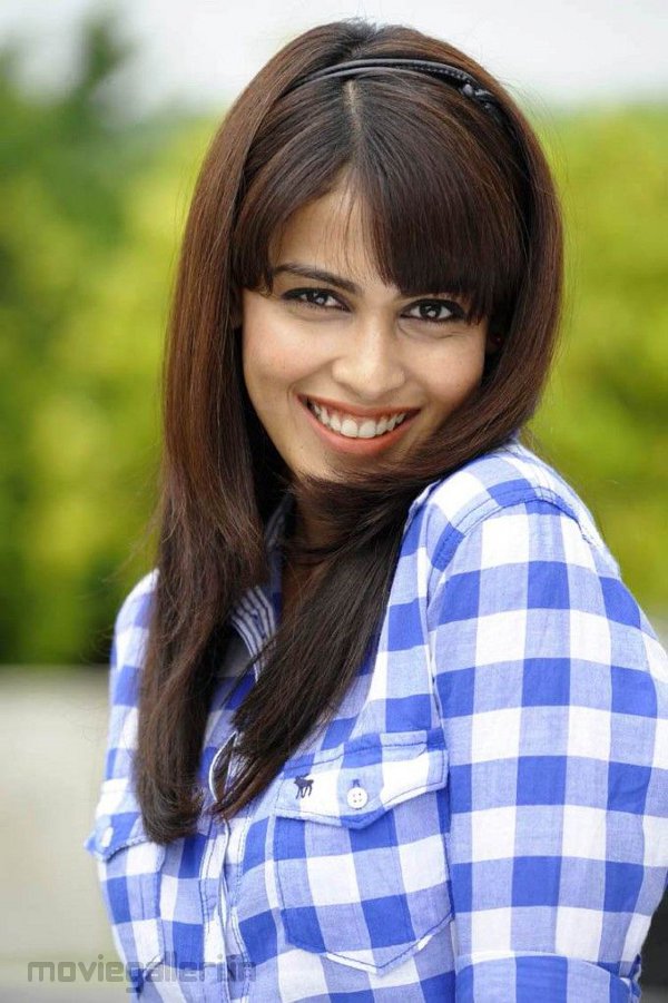 Cute Genelia D Souza - HD Wallpaper 