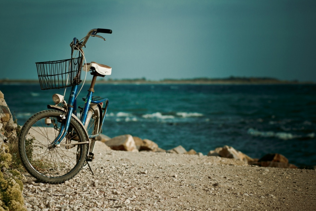 Bicycle At Sea Beach - River Background Image Hd - 1050x700 Wallpaper -  