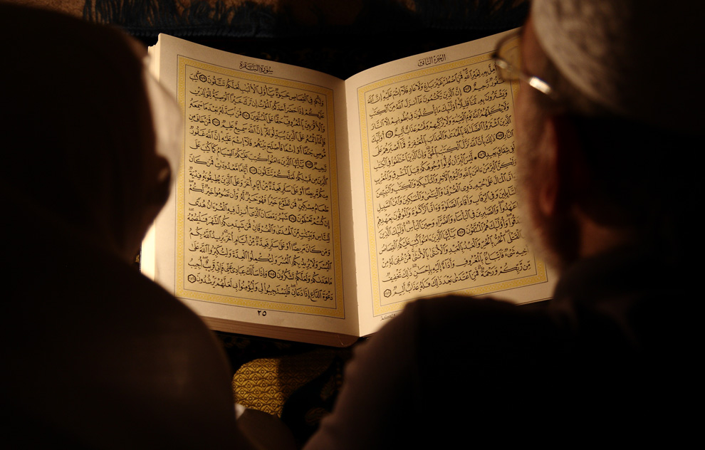 Reading Quran And Praying - HD Wallpaper 