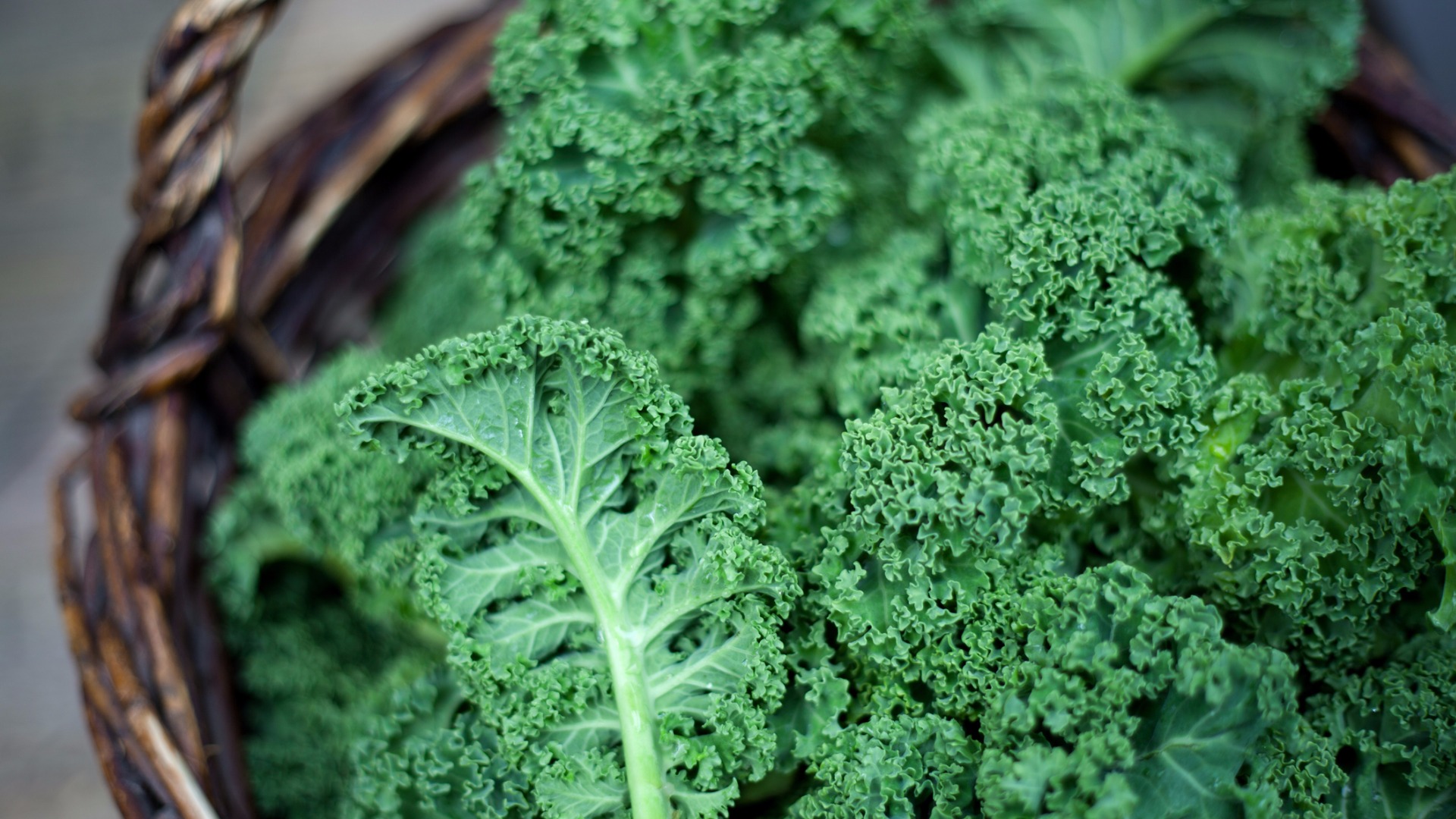 Kale In A Basket - Adult Calcium Rich Diet - HD Wallpaper 