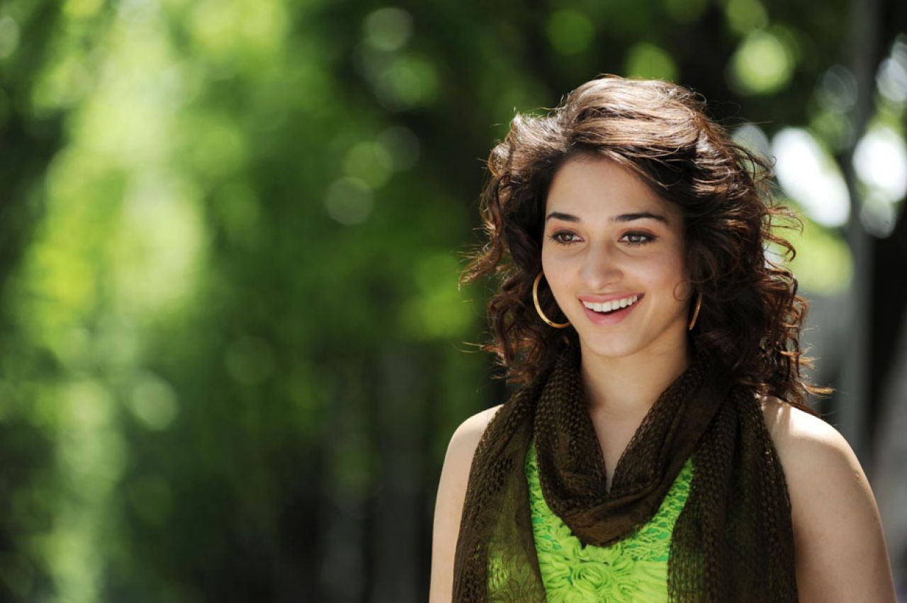 Tamannaah Bhatia Bollywood Actress Wallpapers Download - Life Enjoy Status Tamil - HD Wallpaper 