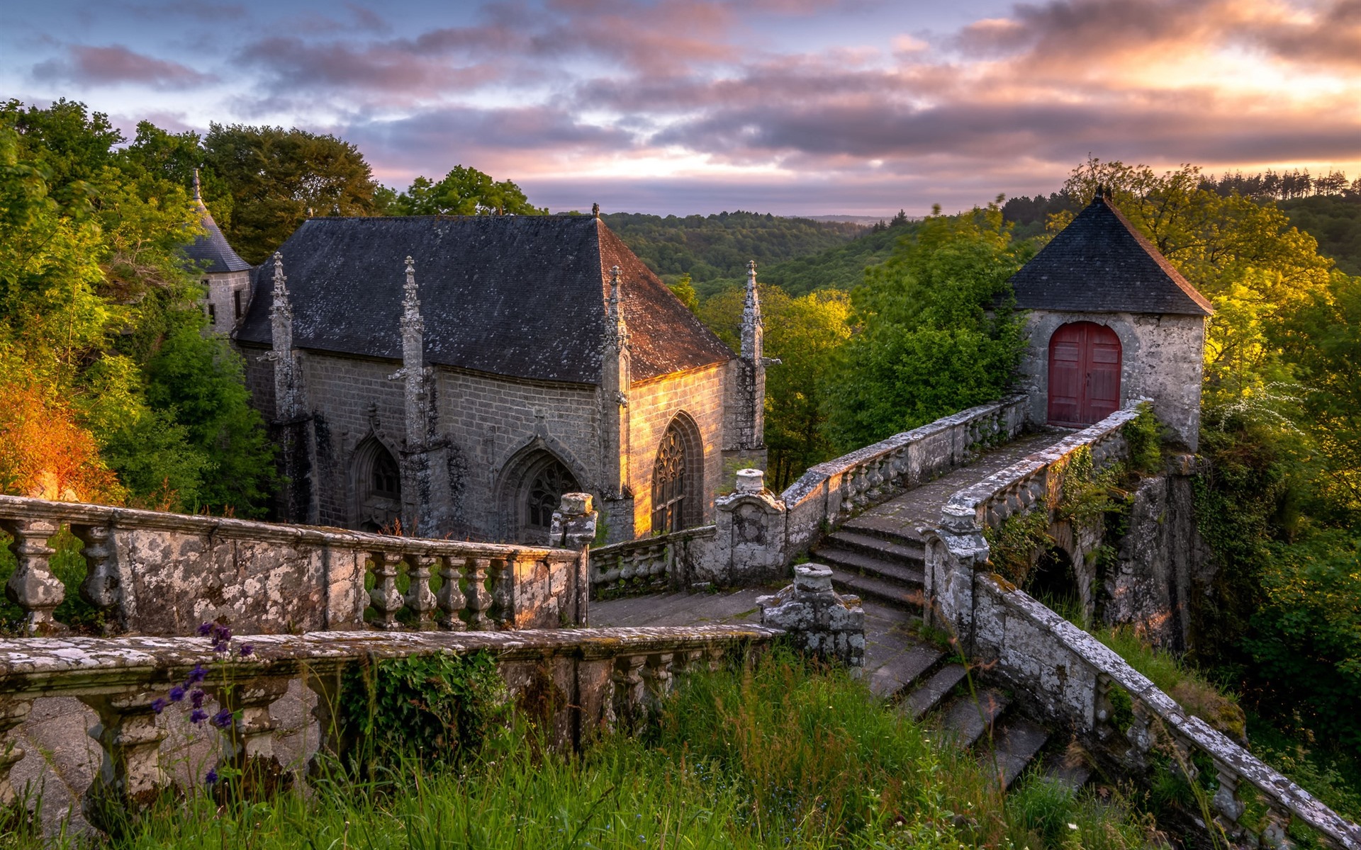 Castle summer. Старый замок. Лето замок. Двор замка. Замок на Холме в зелени.