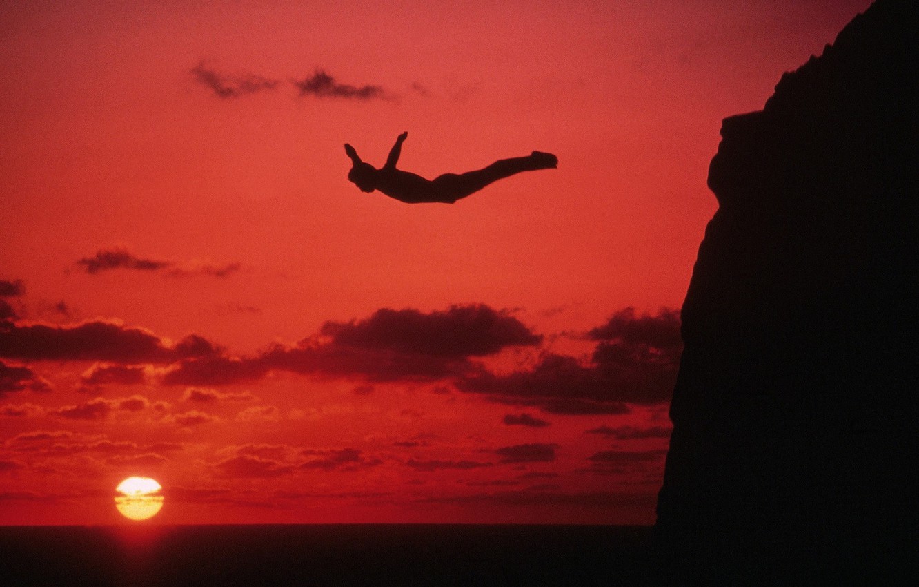 Photo Wallpaper Sea Sunset Jump Man Cool Cliff Girl Jumping Off Cliff 1332x850 Wallpaper Teahub Io