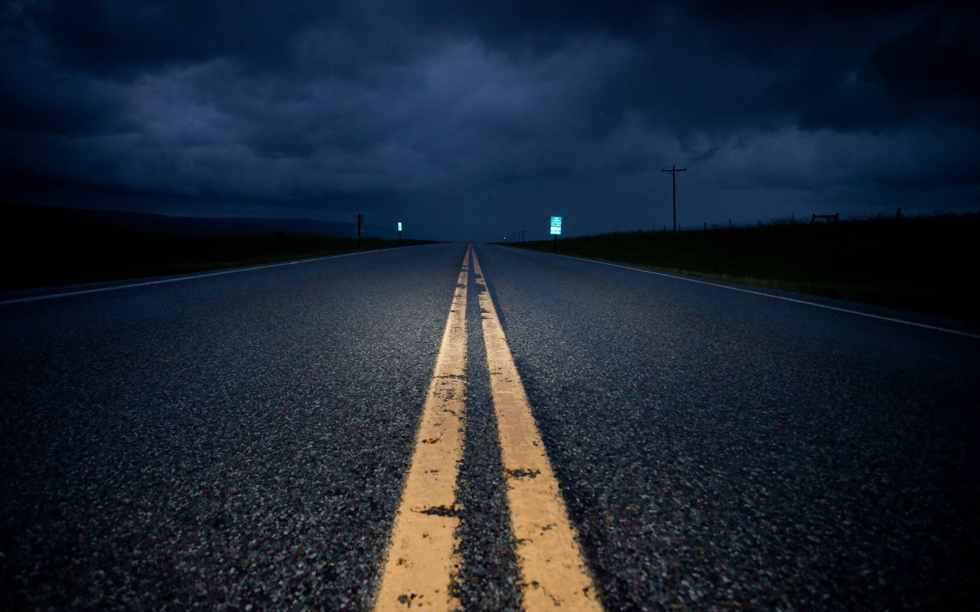 Dark Highway Hd Desktop Wallpaper - Road At Night - 1920x1200 Wallpaper -  
