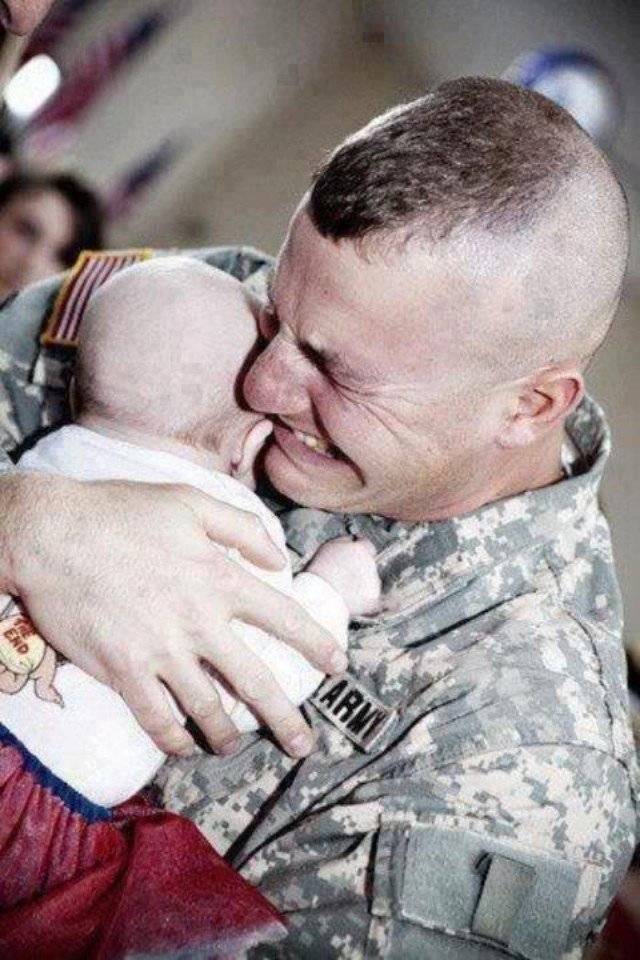 romantic-military-photos-daddy-holding-baby-for-first-time-640x960