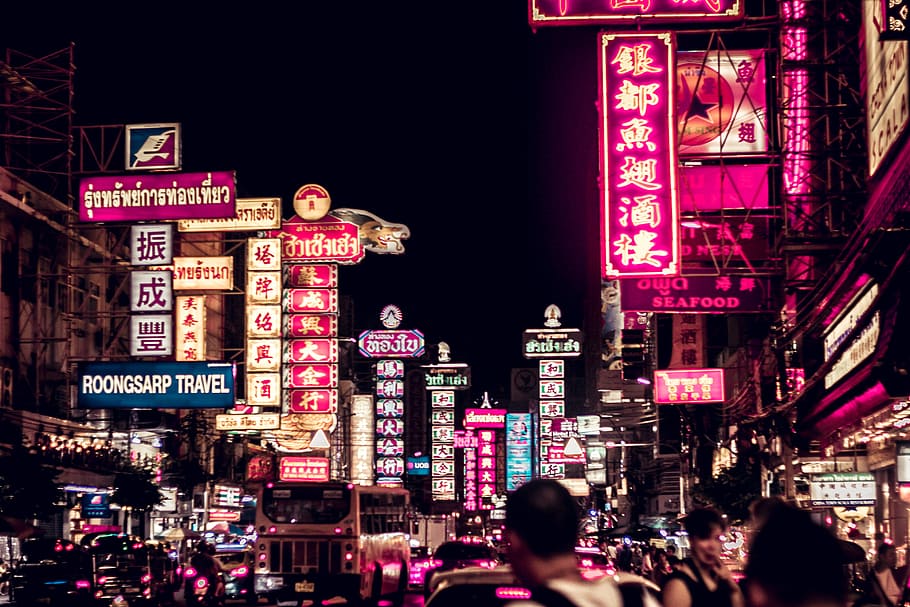 People Walking Along Road Filled With Led Signages, - Yaowarat Road - HD Wallpaper 