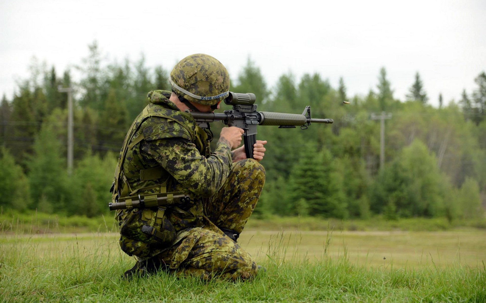 Фото военного со спины