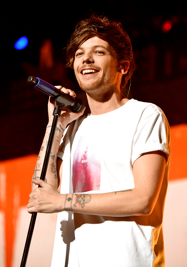 Louis Tomlinson Performing In One Direction - 612x877 Wallpaper - teahub.io