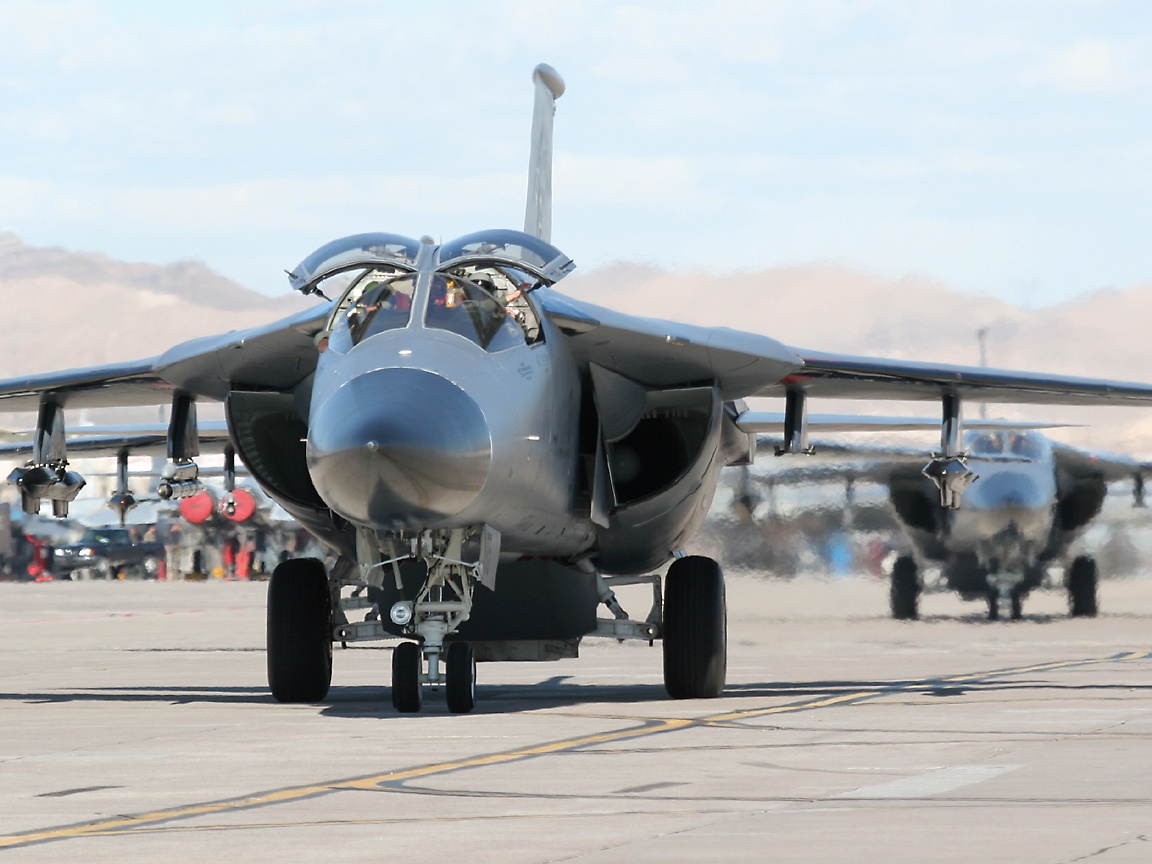 Raf F 111s Taxiing Wallpaper - F 111 Aardvark - HD Wallpaper 