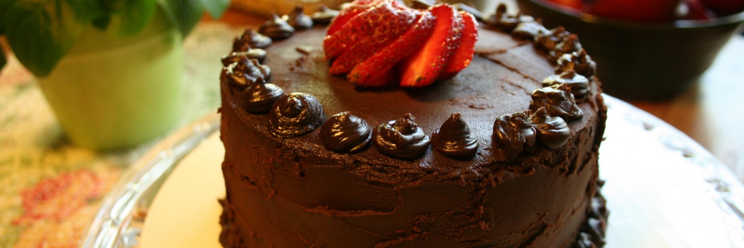 Download Chocolate Cake With Chocolate Icing With Strawberries - Teahub.io