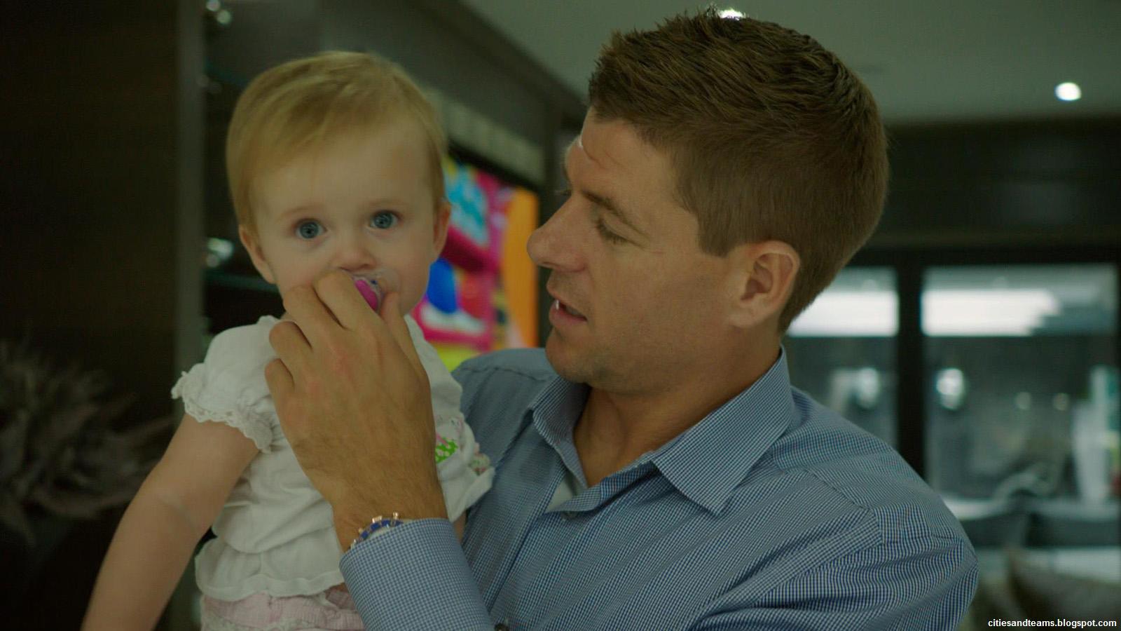 Steven Gerrard With His Cute Beautiful Baby Girl Liverpool - Toddler - HD Wallpaper 
