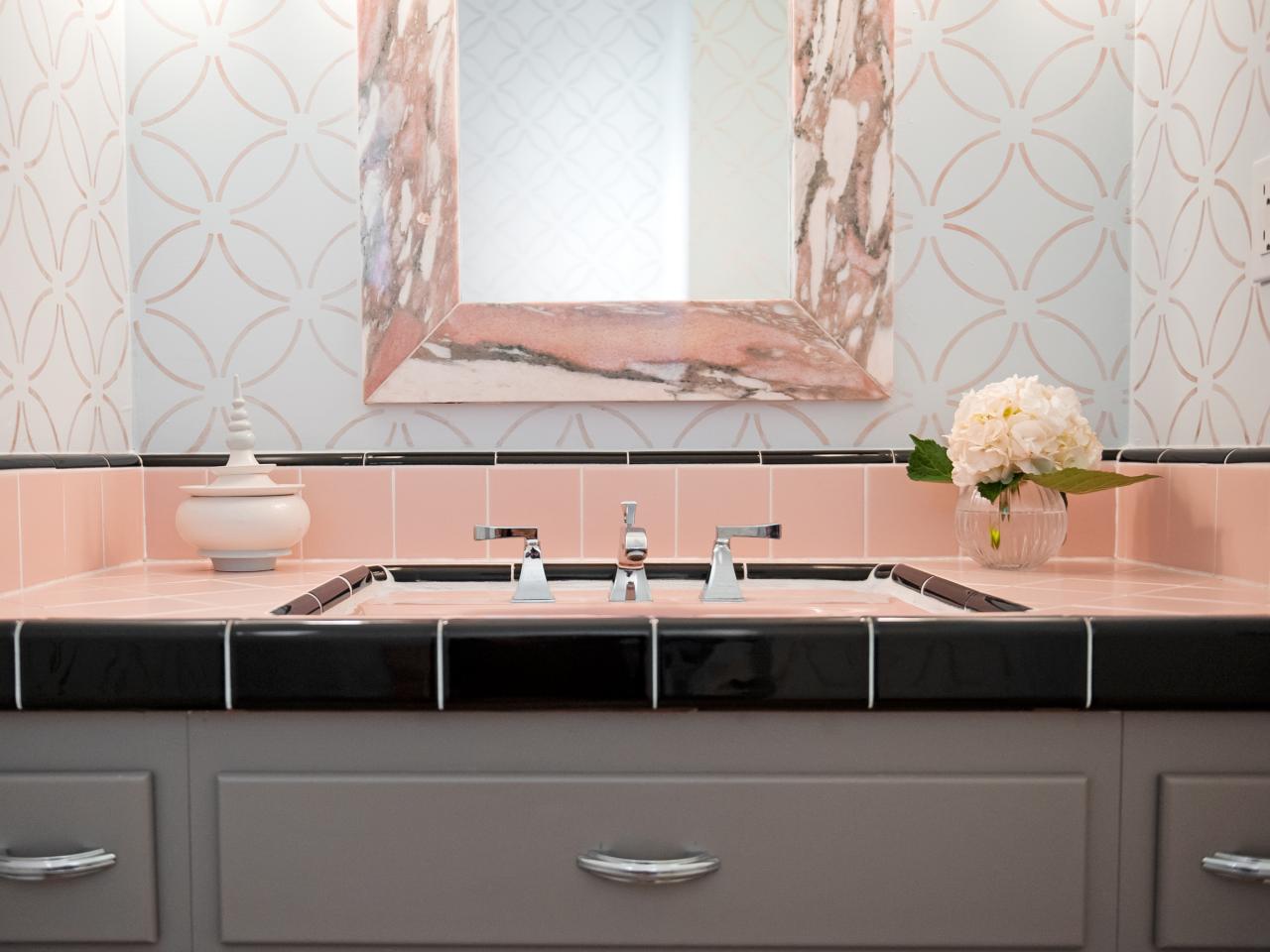 Contemporary Bathroom Vanity With Black And Pink Tile - Banheiros Cinza E Rosa - HD Wallpaper 