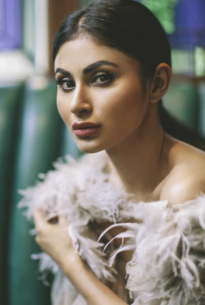 Mouni Roy - Krystal Dsouza - HD Wallpaper 