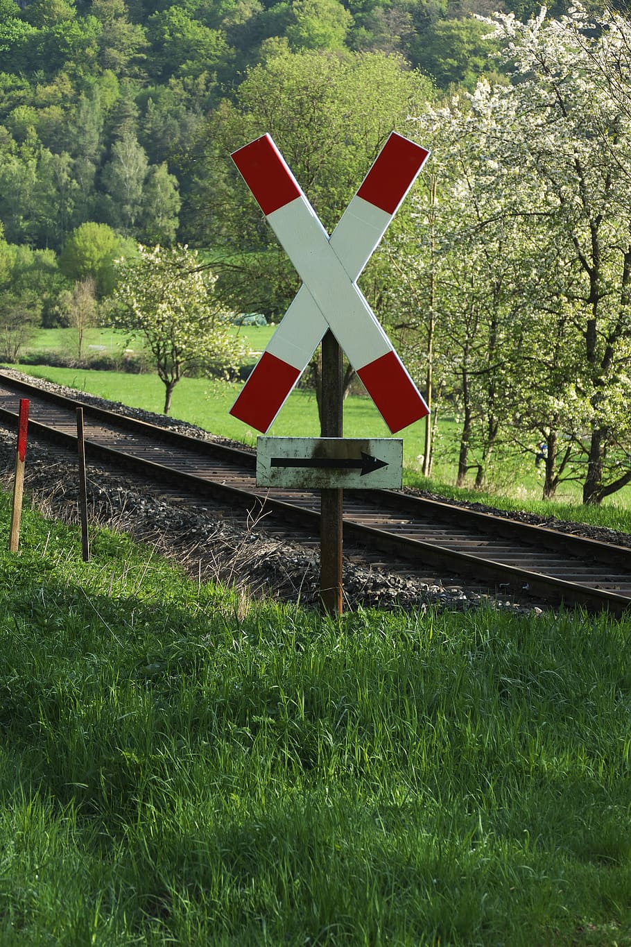 Level Crossing, Road Sign, Gleise, Warnkreuz, Andreaskreuz, - Grass - HD Wallpaper 