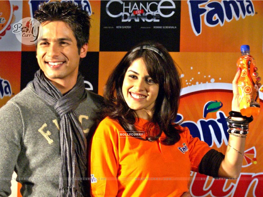 Genelia D Souza & Shahid Kapur Launch Fanta Fan Dance - Fanta - HD Wallpaper 