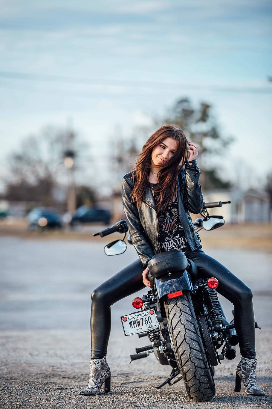 Woman Sitting On Black Motorcycle, Bike, Backwards, - 910x1365 Wallpaper -  