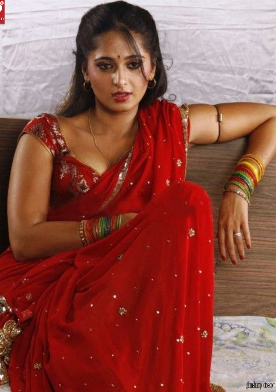 Anushka Shetty In Red Saree 910x1292 Wallpaper