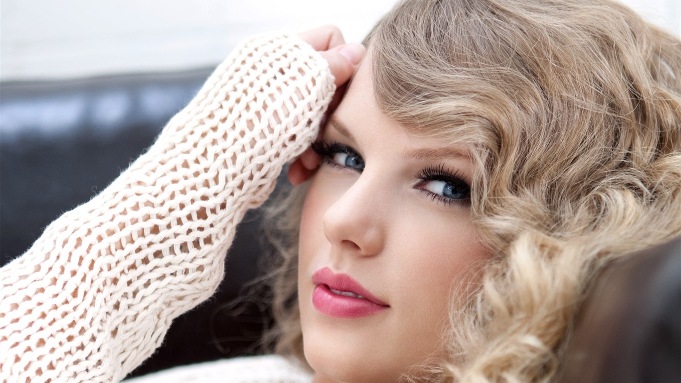 Taylor Swift 1366x768 Wallpaper 