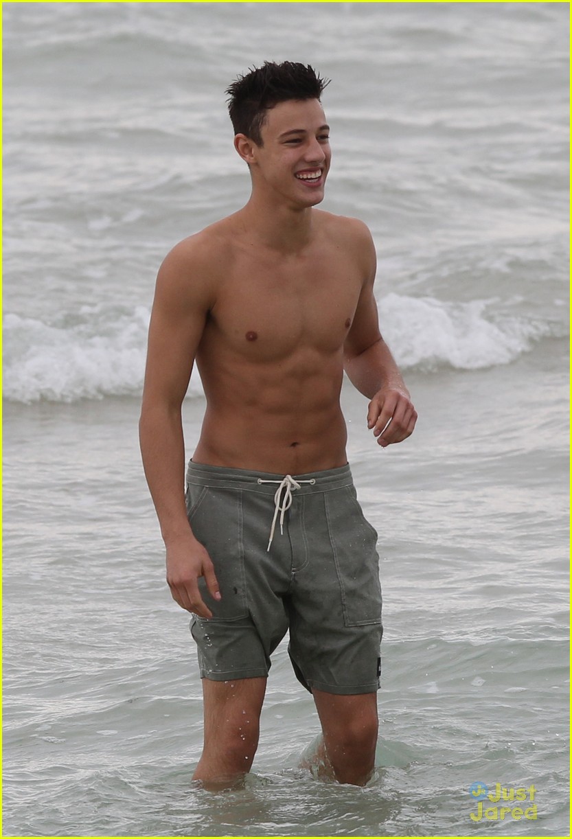 Cameron Dallas Splashes Around Shirtless In Miami04 Cameron Dallas