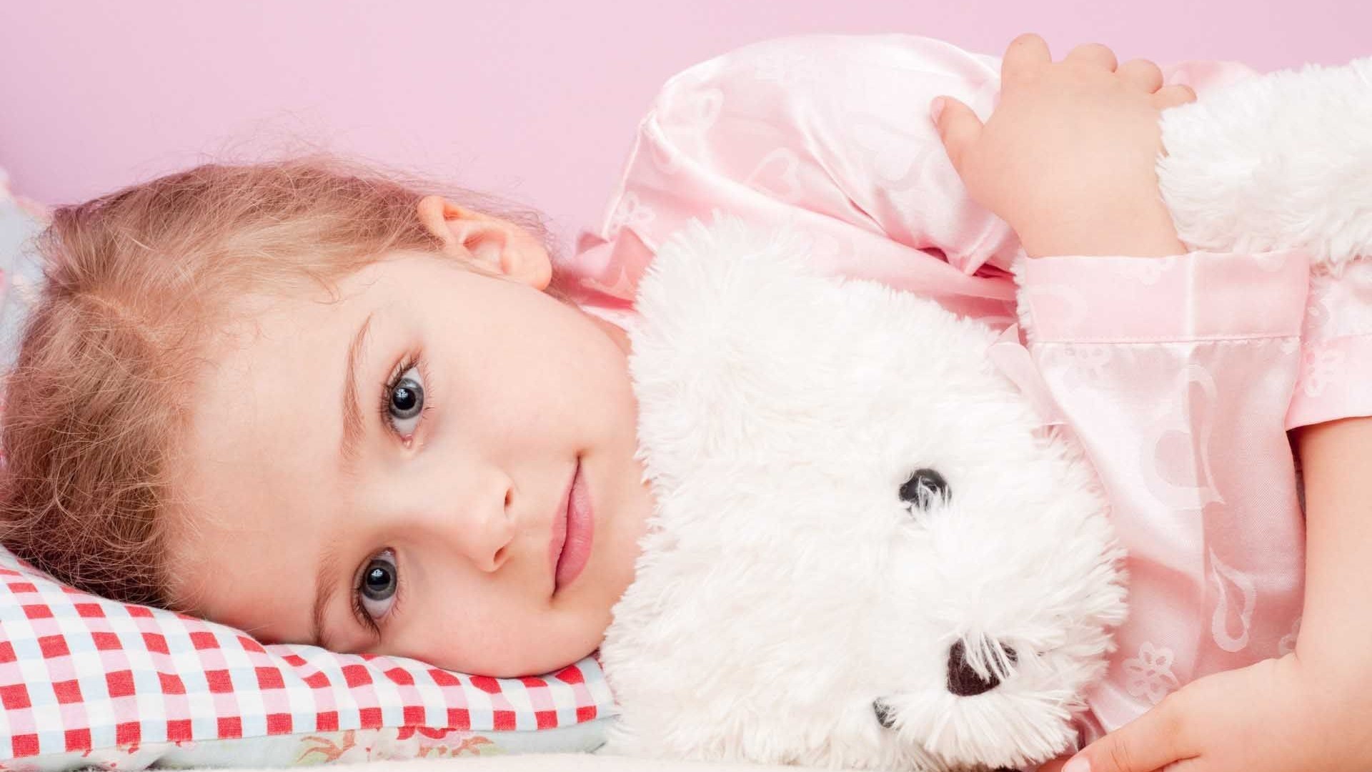 Cute Teddy Bear Wallpaper With Image Resolution Pixel - Little Girl With Teddy Bear Wallpaperup - HD Wallpaper 